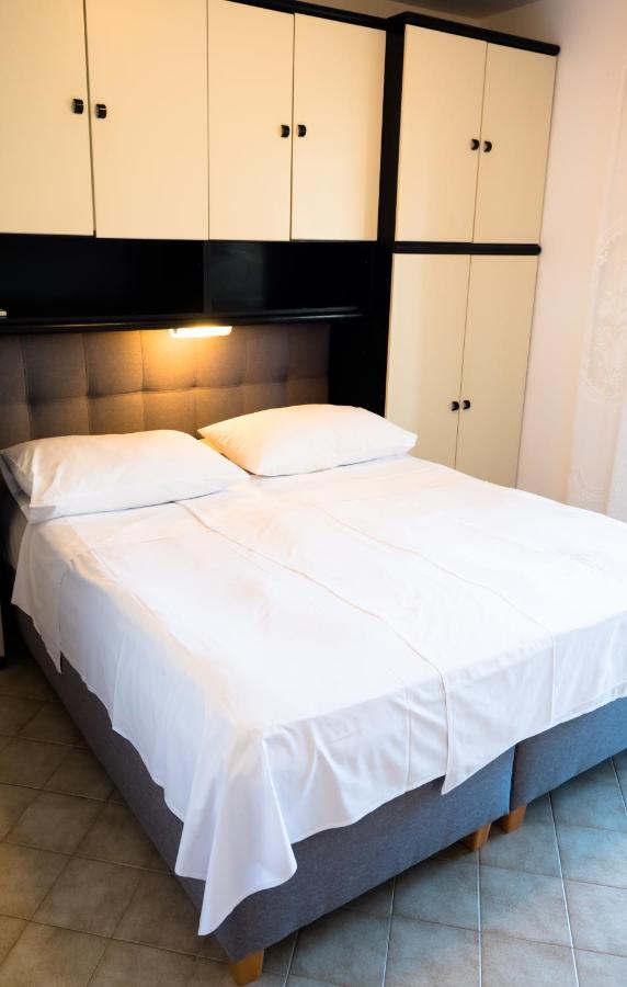 Barbat na Rabu Apartments Anita 1 מראה חיצוני תמונה